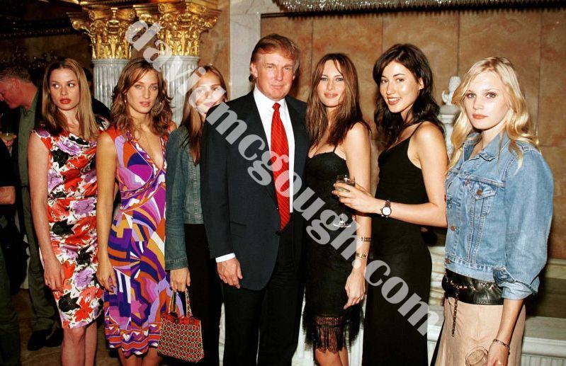 Donald Trump, Melania and  with models 2000, NY 11.jpg